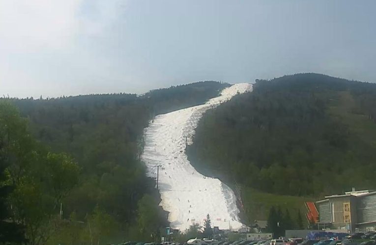 Skiers hit slopes in Vermont as temp soars toward 90