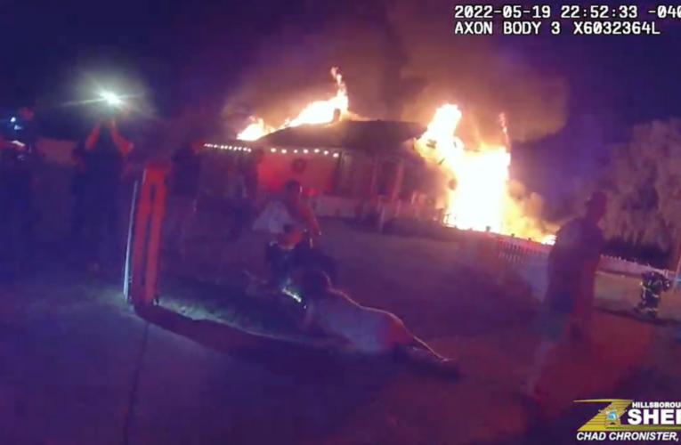 Florida sheriff’s deputies rescue child from burning house