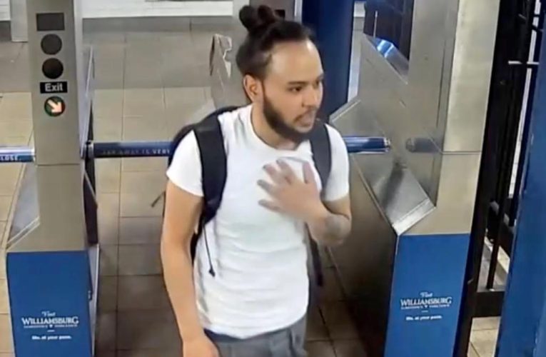 Man threatens subway riders with knife: NYPD