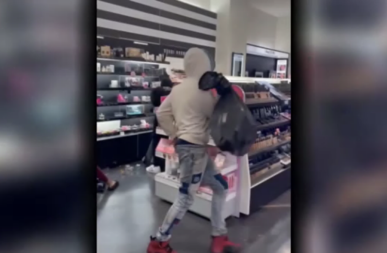 Los Angeles: Shameless Sephora robbers empty shelves, fill trash bags in front of shoppers