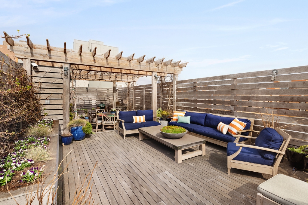 Sun bath in the buff on this private roof terrace.