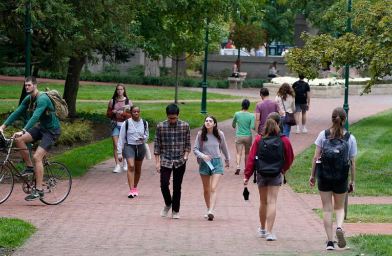 College Enrollment Drops, Even as the Pandemic’s Effects Ebb