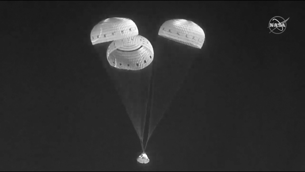 An infrared image shows the Boeing Starliner capsule using the parachutes as it descends to land at the White Sands Missile Range in New Mexico.