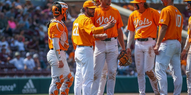 Tennessee Volunteers head coach Tony Vitello signals to the bullpen during the game between the Mississippi State Bulldogs and the Tennessee Volunteers on May 21, 2022 at Dudy Noble Field at Polk-DeMent Stadium in Starkville, MS. 