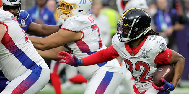 Najee Harris #22 of the Pittsburgh Steelers and AFC runs against the NFC during the 2022 NFL Pro Bowl at Allegiant Stadium on Feb. 6, 2022 in Las Vegas, Nevada. The AFC defeated the NFC 41-35.  