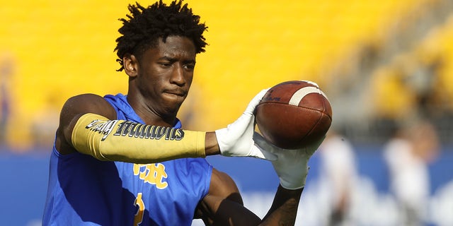 Pittsburgh Panthers wide receiver Jordan Addison (3) warms up before the game against the Western Michigan Broncos at Heinz Field.