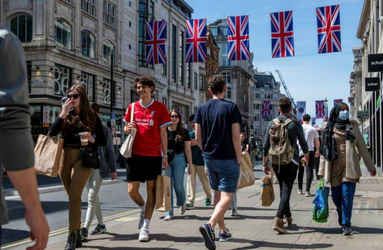 UK retail sales jump despite surge in inflation