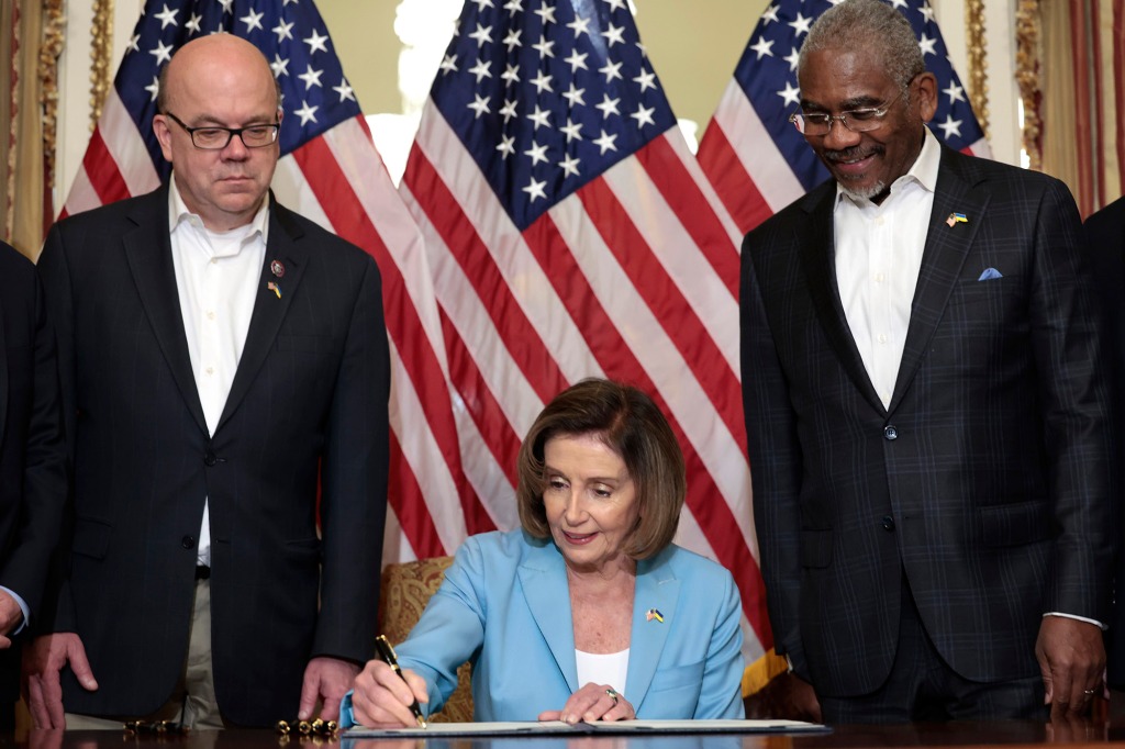 Meeks looks on as Nancy Pelosi signs the Ukraine Democracy Defense Lend-Lease Act of 2022.