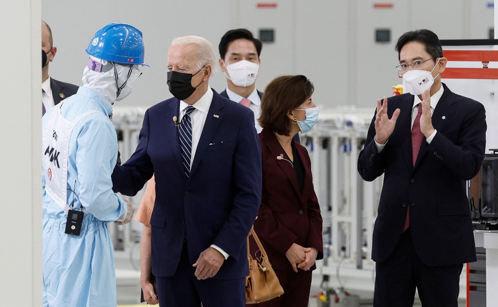 Samsung Electronics Vice Chairman Lee Jae-yong talks with U.S. Secretary of Commerce Gina Raimondo as she and U.S. President Joe Biden visit a semiconductor factory at the Samsung Electronics