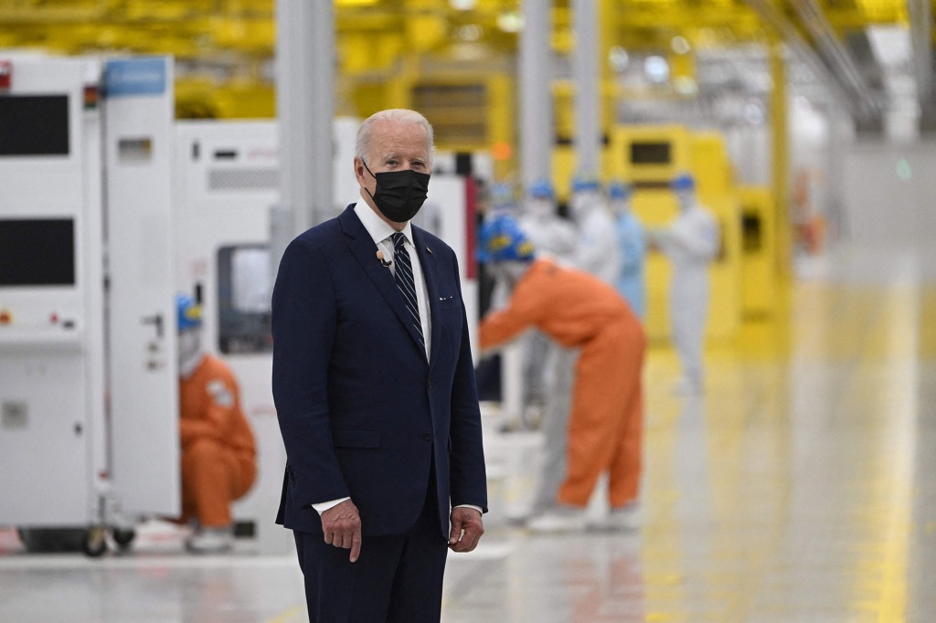 President Joe Biden tours the Samsung Electronics factory.