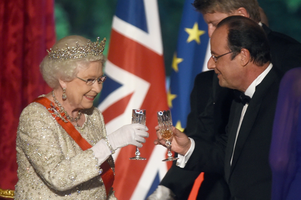 PARIS, FRANCE - JUNE 6:  French President Francois Hollande and Queen Elizabeth ll toast each other during  a State Banquet at the Elysee Palace on June 6, 2014 in Paris, France. (Photo by Anwar Hussein/WireImage)
