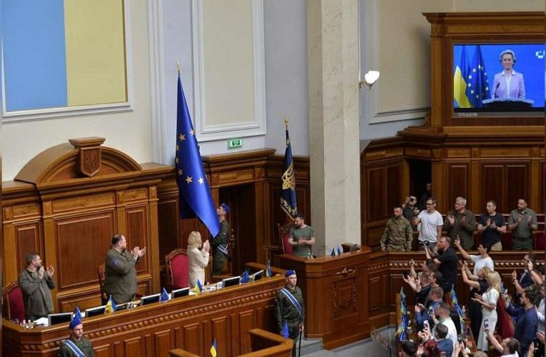 Watch as the EU flag arrives at the Ukrainian parliament