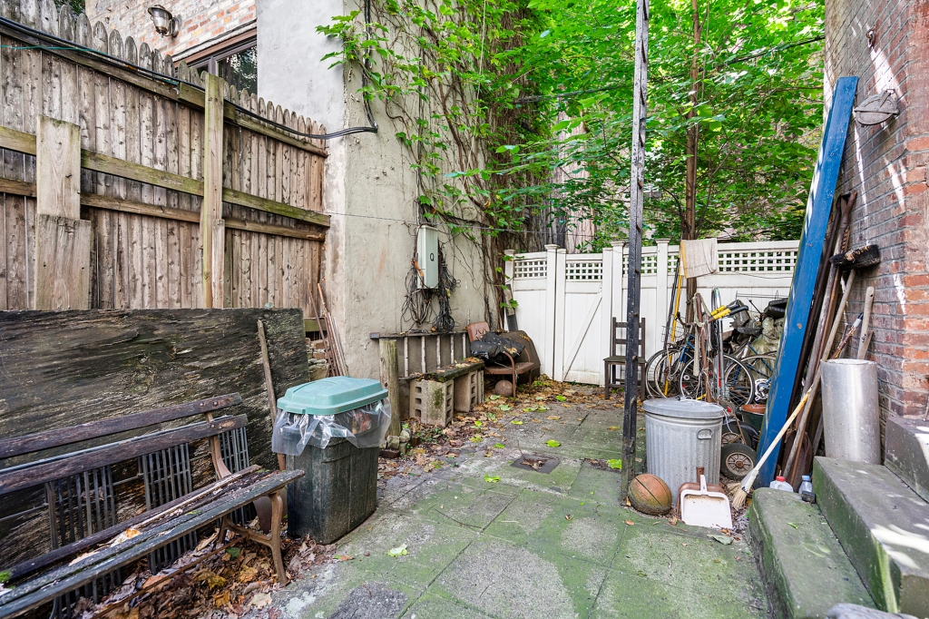 According to the listing, 195 Prince features a "common courtyard" that "culminates an efficient use of space."