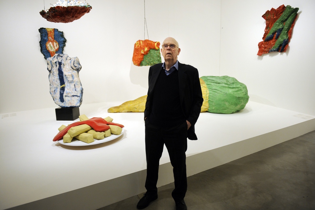 Claes Oldenburg at the exhibition "Claes Oldenburg. The Sixties" at the Guggenheim Bilbao Museum in 2012.