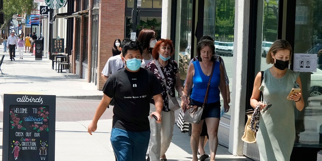 Pasadena, CA - July 23:  People both masked and unmasked walks along Colorado blvd after a mandate to wear a mask indoors has gone into affect in Pasadena on Friday, July 23, 2021.