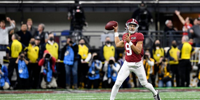 Alabama Crimson Tide QB Bryce Young (9) passes during the Alabama Crimson Tide versus the Georgia Bulldogs in the College Football Playoff National Championship, on January 10, 2022, at Lucas Oil Stadium in Indianapolis, IN. 