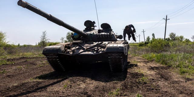 A Ukrainian tank crew takes part in a training exercise with infantrymen on May 09, 2022 near Dnipropetrovsk Oblast, Ukraine. 