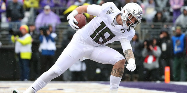 Spencer Webb of the Oregon Ducks scores a touchdown catch against the Washington Huskies in the first quarter during their game at Husky Stadium on Oct. 19, 2019, in Seattle, Washington.