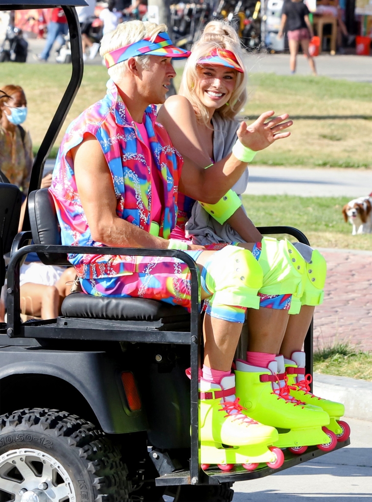 Ryan Gosling seen in tandem rollerblading with Margot Robbie in matching neon outfits on set of Barbie.
27 Jun 2022
Pictured: Margot Robbie and Ryan Gosling.
Photo credit: APEX / MEGA
