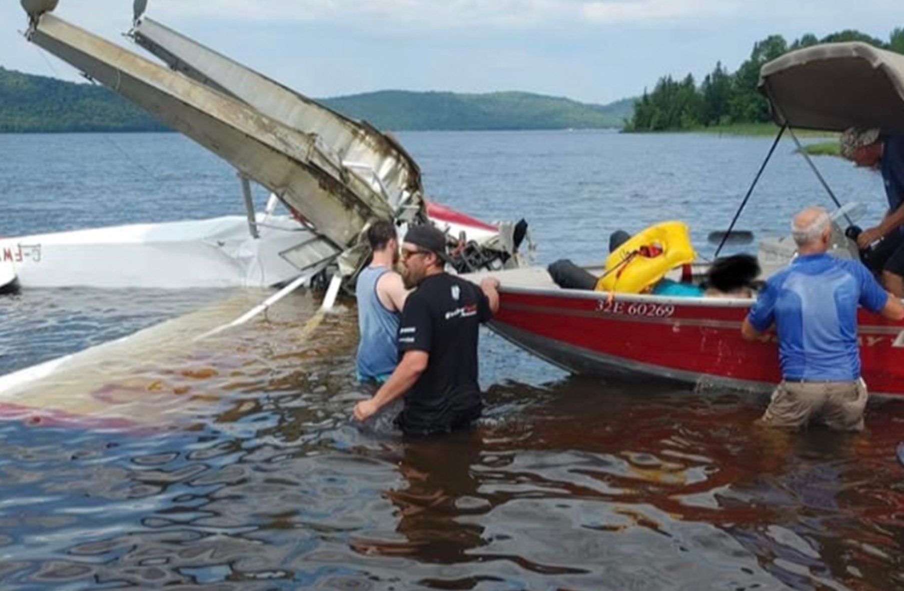 Seaplane crash in Quebec lake