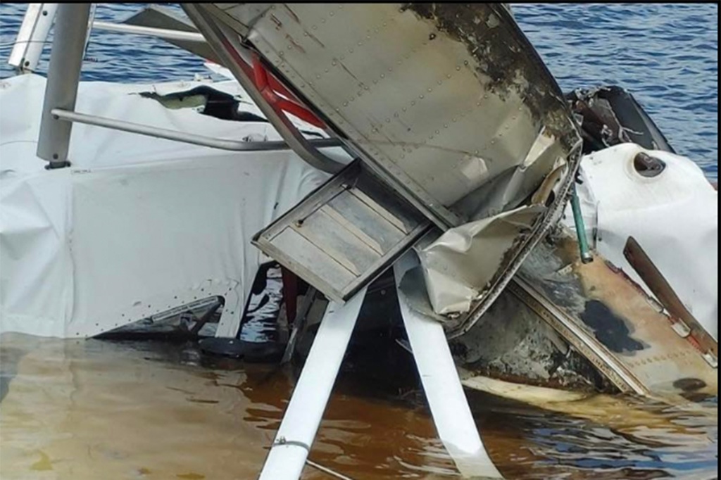 Seaplane crash in Quebec lake