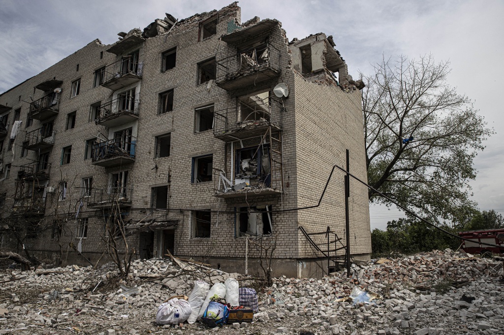 People trying to collect their belongings from an apartment damaged due to an airstrike by Russian forces in Chasiv Yar, Donetsk Oblast, Ukraine on June 10, 2022.