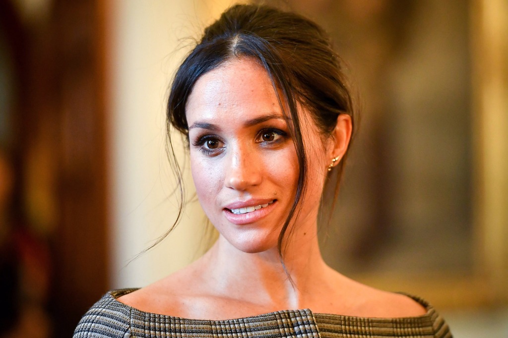 Meghan Markle poses in a boat cut top/ 