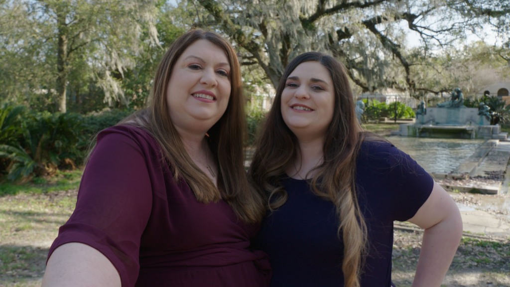 Lisa and Lauren smile  together on "sMothered." 