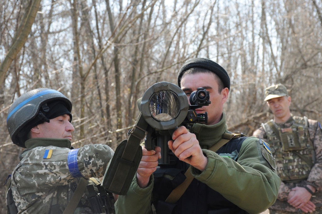 Ukrainian servicemen study a Sweden shoulder-launched weapon system Carl Gustaf M4 during a training session.