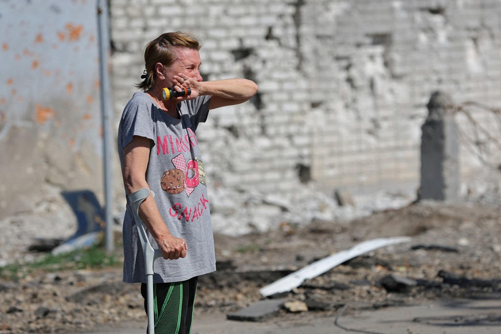A woman reacts in front of her destroyed apartment building during Ukraine-Russia conflict in the city of Sievierodonetsk in the Luhansk Region, Ukraine June 30, 2022. REUTERS/Alexander Ermochenko