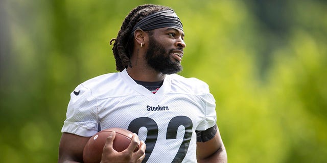 Pittsburgh Steelers running back Najee Harris (22) takes part in a drill during the team's OTA practice on May 25, 2022, at the Steelers Practice Facility in Pittsburgh, PA. 