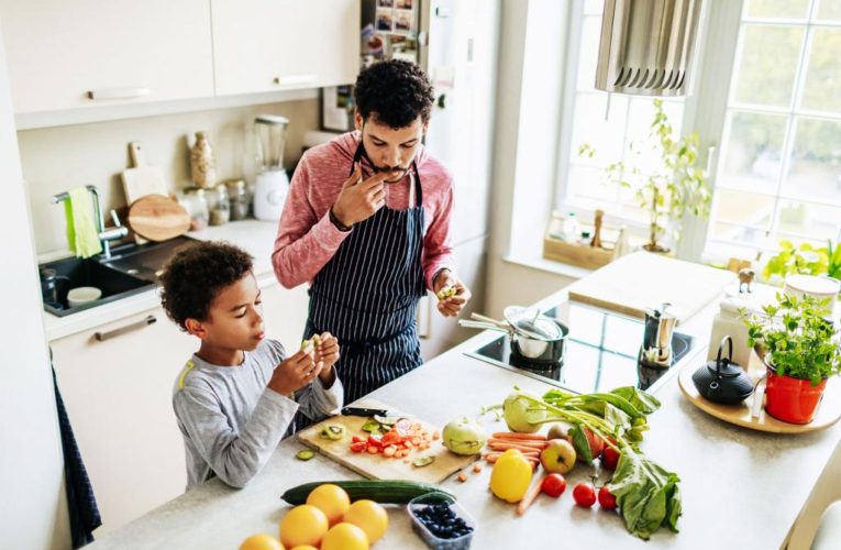 Americans spend more than 400 hours a year in the kitchen: poll