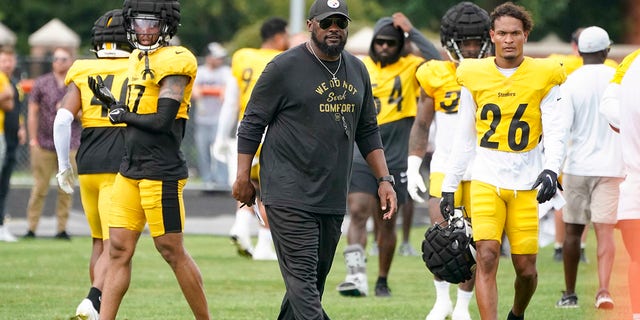 Pittsburgh Steelers head coach Mike Tomlin walks with the team between drills during practice at training camp at Latrobe Memorial Stadium in Latrobe, Pa., on Monday, Aug. 8, 2022.