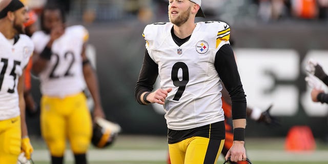 Pittsburgh Steelers kicker Chris Boswell leaves the field after the Bengals game on Nov. 28, 2021, at Paul Brown Stadium in Cincinnati, Ohio.