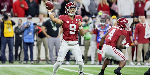 Bryce Young (9) of the Alabama Crimson Tide throws a pass against the Georgia Bulldogs at Lucas Oil Stadium in Indianapolis, Indiana, on Jan. 10, 2022.