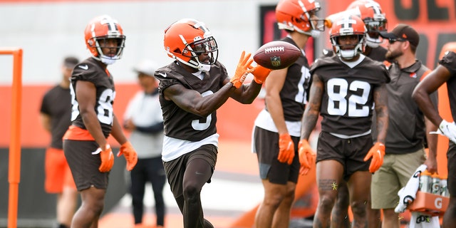 Jakeem Grant Sr. (9) of the Cleveland Browns catches a pass during the Cleveland Browns' OTAs at CrossCountry Mortgage Campus May 25, 2022, in Berea, Ohio. 