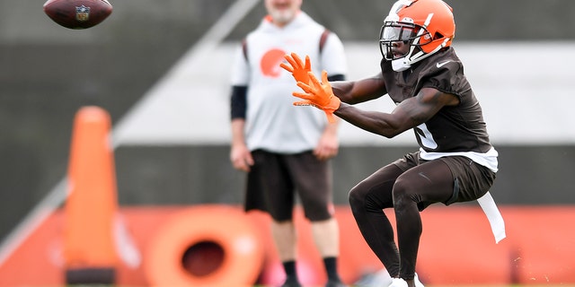 Jakeem Grant Sr. (9) of the Cleveland Browns catches a pass during practice at CrossCountry Mortgage Campus May 25, 2022, in Berea, Ohio. 