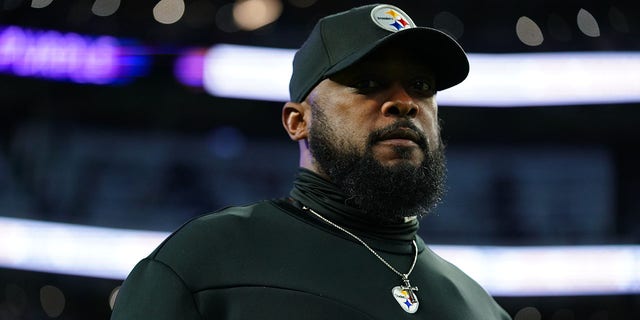 Pittsburgh Steelers head coach Mike Tomlin walks the field during warmups against the Minnesota Vikings prior to an NFL game at U.S. Bank Stadium in Minneapolis on Dec. 9, 2021. 