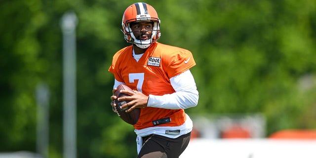 Jacoby Brissett of the Cleveland Browns runs a drill during training camp at CrossCountry Mortgage Campus in Berea, Ohio, on July 30, 2022.