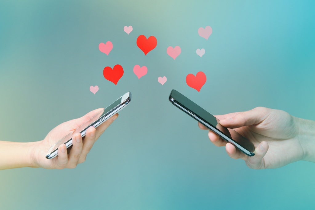 A graphic symbolizing love found on dating apps, using smartphones and hearts. 