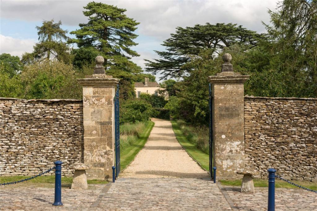 The driving path to the mansion. 