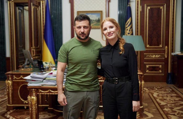 Jessica Chastain meets with Ukraine’s Volodymyr Zelensky in Kyiv
