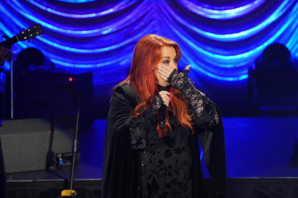 Wynonna Judd honored her late mother Naomi on stage.