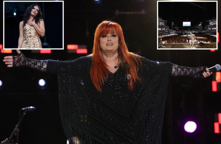 Wynonna Judd honors late mom as top country stars perform