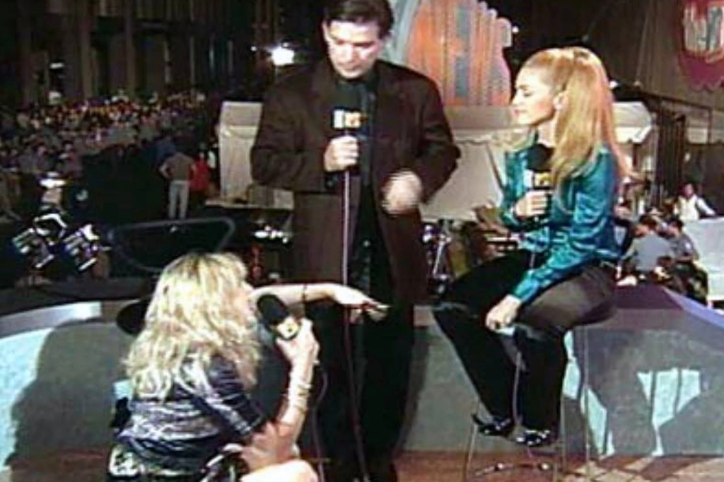 Courtney Love interrupting Madonna in 1995.