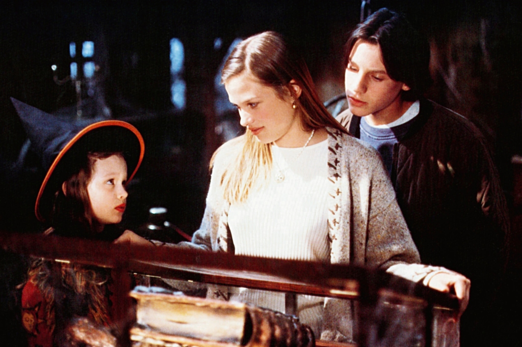 Thora Birch (witch hat), Vinessa Shaw, Omri Katz (rear), 1993