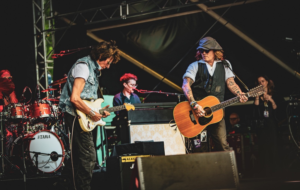 In his first public outing since the trial, Depp (right) joined Jeff Beck on stage.