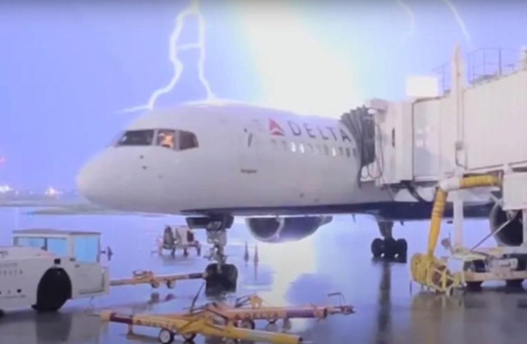 Lightning does strike planes — but not in this stunning photo