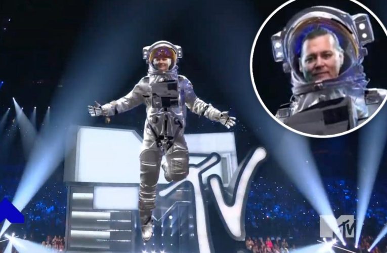 Johnny Depp makes landing at VMAs 2022 as moon person