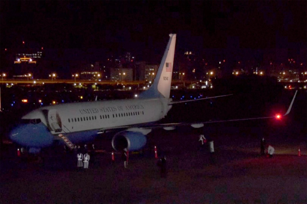 nancy pelosi's plane lands at Taiwan's Sonshan airport.